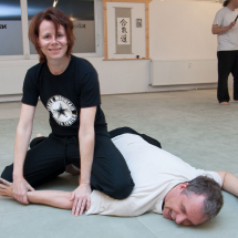 Lydia fixiert Ronni auf der Matte nachdem sie ihn mit einem Wurf zu Boden brachte und mit einem Hebelgriff auf den Bauch drehte
